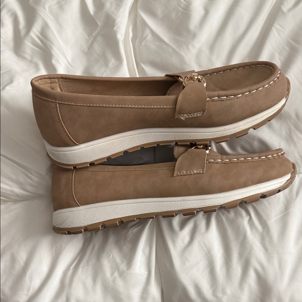 Elegant Tan Loafers for Women - Picture 3 of 4